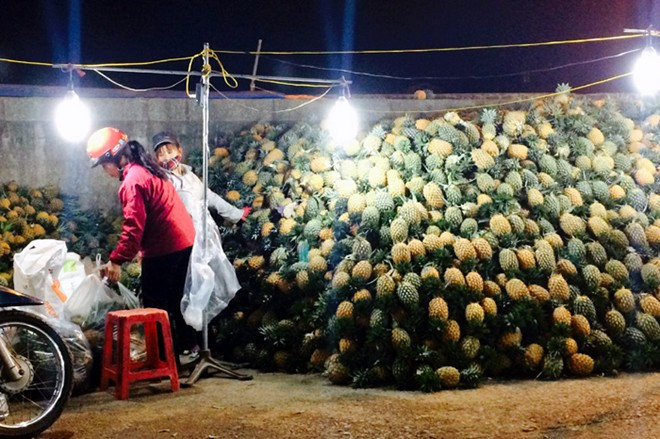 Trốn nắng nóng, nhiều người dân chuyển từ đi chợ ngày sang đi chợ đêm