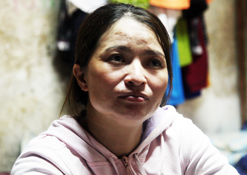 Huỳnh Thị ÁnhChị ve chai được luật sư hỗ trợ pháp lý miễn phí trong việc đòi lại số tiền vô chủ nhặt được. Ảnh: An Nhơn