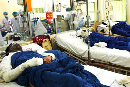 6 nạn nhân vụ nổ bình khí tại hầm lò khai thác than trái phép tại phường Hà Khánh, thành phố Hạ Long (Quảng Ninh) bị bỏng nặng điều trị tại Viện bỏng Quốc gia. Ảnh: CTV