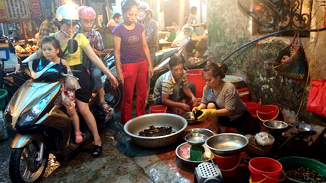 Nhiều lúc người dân còn phải xếp hàng chờ mua cua đồng về nấu