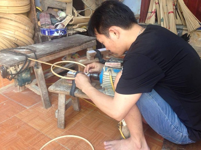 Nghề làm lồng chim cho thu nhập tương đối tốt nhưng đòi hỏi sự miệt mài và óc nghệ thuật. Ảnh: NVCC
