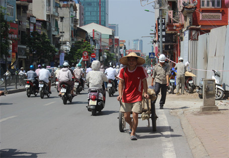 Người lao động làm việc dưới cái nắng gay gắt...