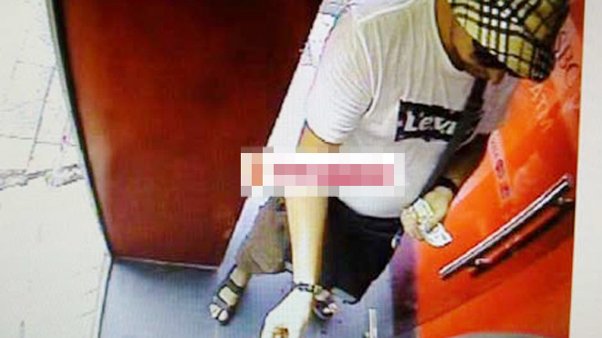 Asadchikh Serhiy đang thực hiện hành vi rút tiền tại cây ATM