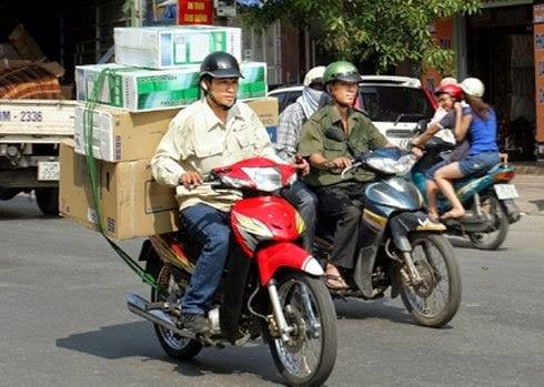 Trong những ngày nắng nóng, shipper cũng ngại ra đường vào giờ cao điểm. Ảnh minh họa: VB