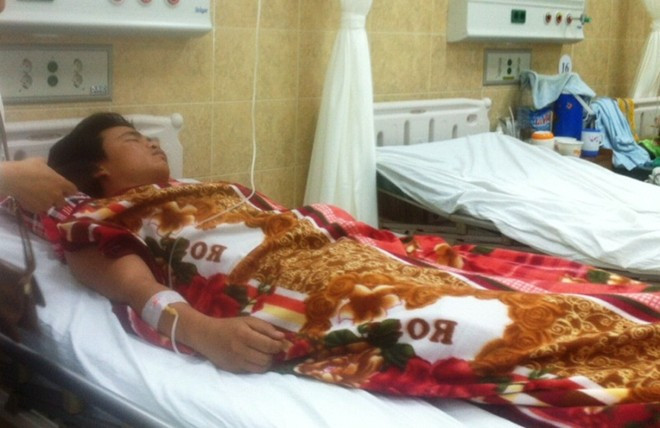 Đặng Vinh đang được cấp cứu tại bệnh viện. Ảnh: Ngọc An