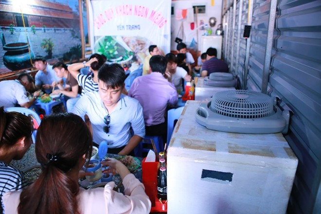 Điều hoà tự chế vừa giúp anh Trung tiết kiệm chi phí đầu tư lại giữ chân được khách hàng mùa nắng nóng. Ảnh: Ngọc Lan