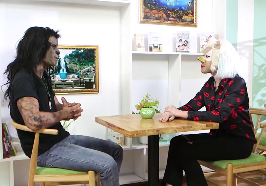 Huấn luyện viên thể hình bất ngờ khi hẹn hò với hai chị em song sinh