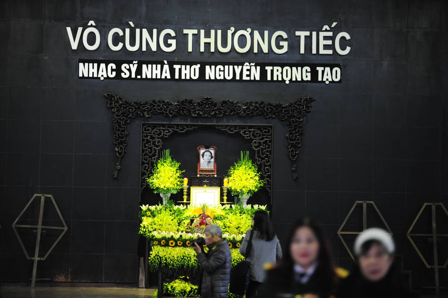 Gia đình, bạn bè tiễn đưa nhà thơ, nhạc sỹ Nguyễn Trọng Tạo. Ảnh: Xuân Tùng