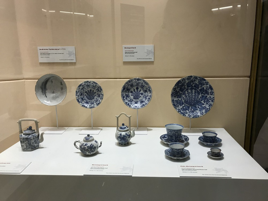 Trưng bày báu vật từ tàu đắm có niên đại từ thế kỷ 15-18. Ảnh: Nguyên Khánh