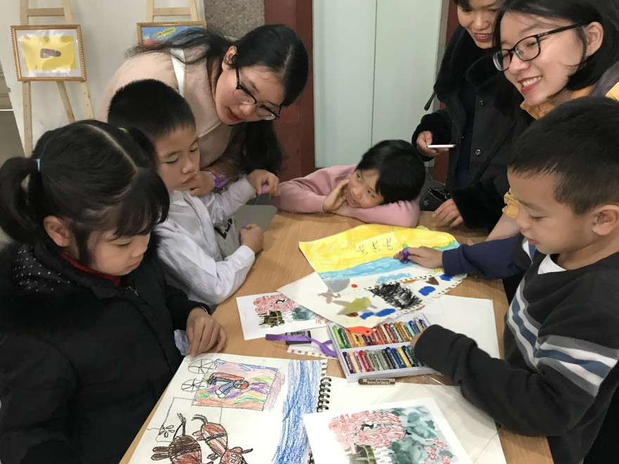 Các em nhỏ chia đội vẽ tranh bên lề lễ kỷ niệm 10 năm dự án Việt Nam-Đan Mạch. Ảnh: N.Khánh