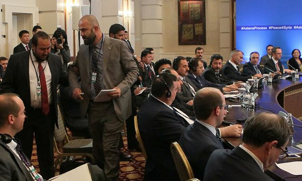 Thành viên của phái đoàn phiến quân Syria rời khỏi hội trường tại cuộc hòa đàm Syria hôm 4/5. Ảnh: AFP/Getty