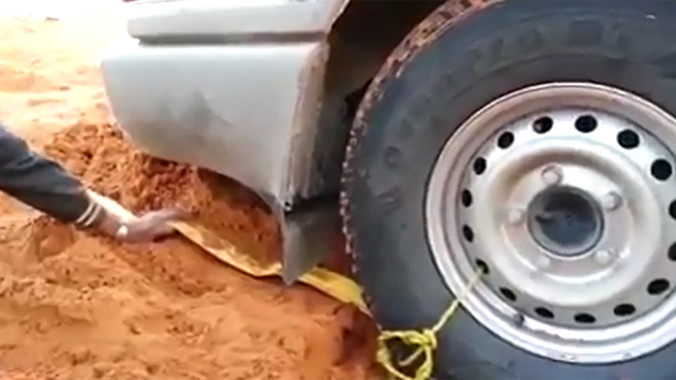 Mẹo hay 'giải cứu' ô tô bị sa lầy