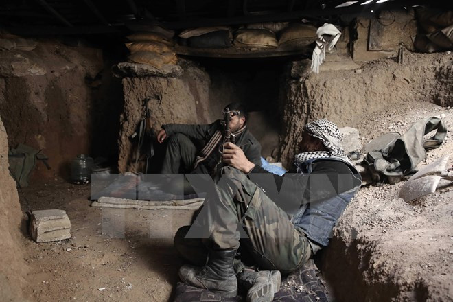 Các tay súng nổi dậy thuộc Lữ đoàn Hồi giáo Failaq al-Rahman ở Syria ngừng hoạt động giao tranh chống chính quyền ở thị trấn Arbin, phía đông Ghouta, ngoại ô Damascus. (Nguồn: AFP/TTXVN)