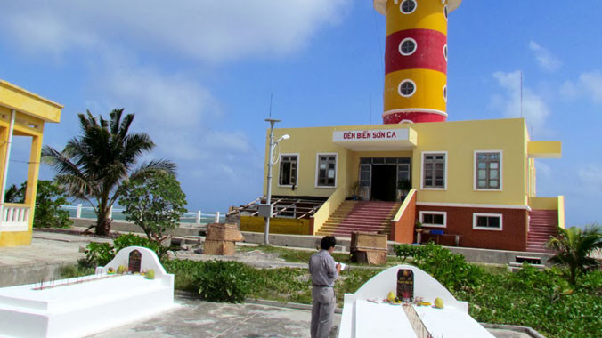 Dưới chân đèn biển Sơn Ca, quần đảo Trường Sa