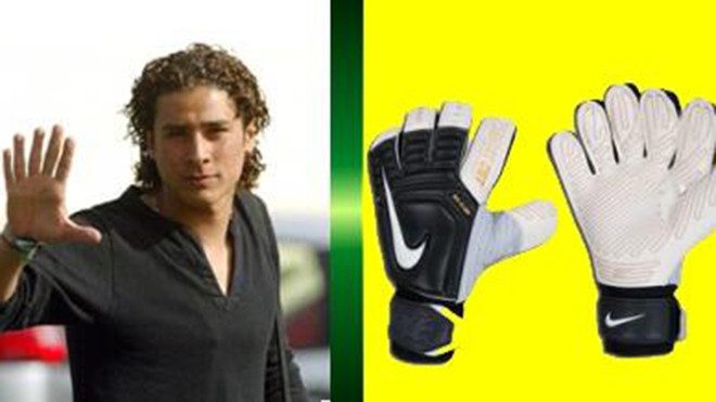 Bàn tay của Ochoa không có 6 ngón như tin đồn