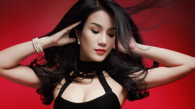 Diệp Lâm Anh diện váy cắt xẻ khoe đường cong