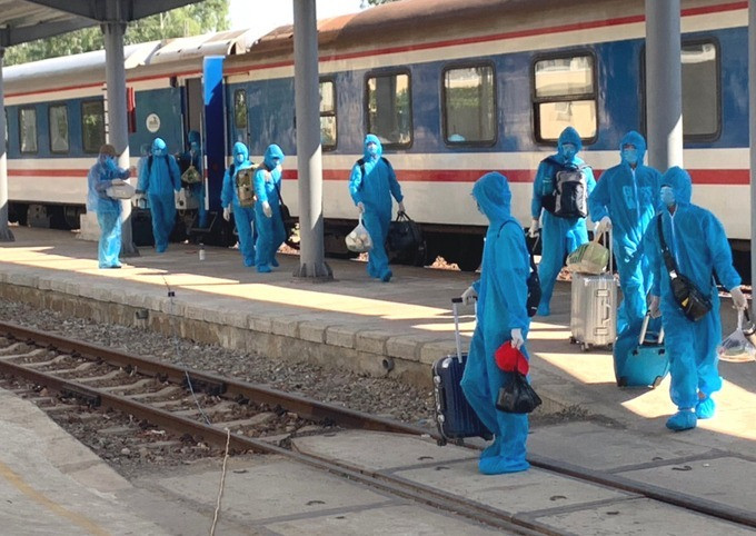 Khách Trung Quốc xuống tàu tại ga Quảng Ngãi ngày 12/6. Ảnh:Đoàn tiếp viên đường sắt HN.