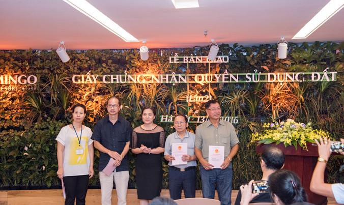 Bàn giao sổ đỏ cho khách hàng mua biệt thự Flamingo Đại Lải