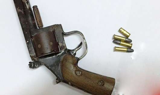 Khẩu súng thu giữ được của Lê Tiến Hảo.Ảnh: Pháp luật Việt Nam.