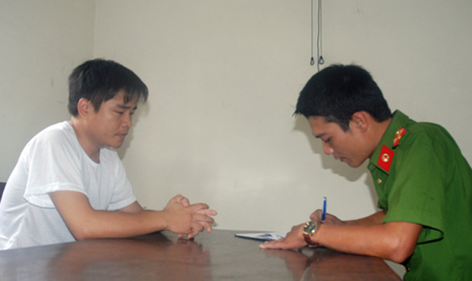 Nguyễn Văn Dinh tại cơ quan công an. Ảnh: Báo Nghệ An.