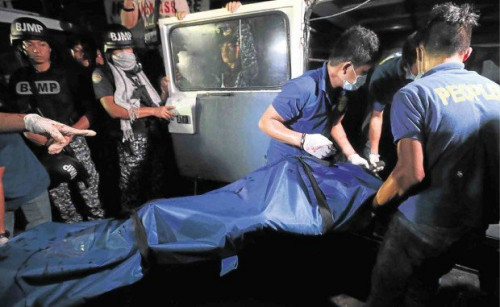 Thi thể một trong 10 tù nhân được đưa ra khỏi nhà tù thành phố Paranaque. Ảnh: Inquirer.