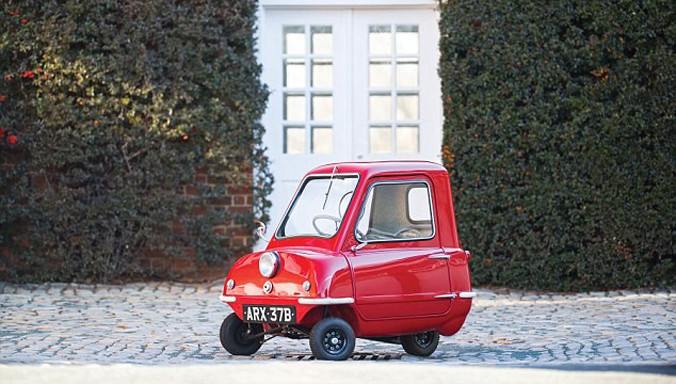 Chiếc Peel P50 1964 có chiều dài chỉ 134 cm, rộng 99 cm và cao 100 cm. Năm 1964, xe có giá bán 288 USD. Sau hơn 50 năm, nó được bán đấu giá thành công tại Florida (Mỹ) với 176.000 USD (tương đương gần 4 tỷ đồng).