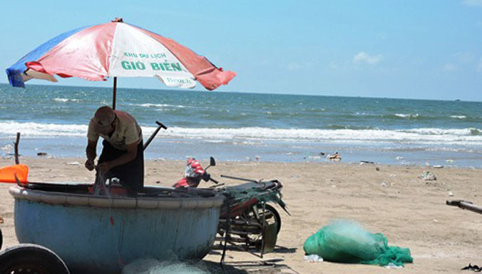 Ngư dân chuẩn bị phương tiện cứu người ở vùng biển xảy ra nhiều vụ đuối nước. Ảnh: Xuân Thắng.