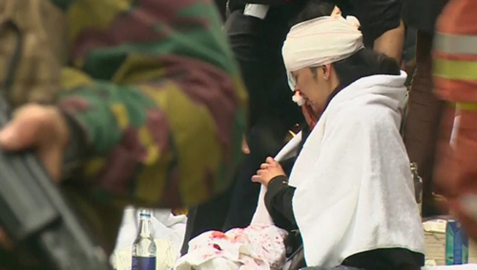 Một người bị thương trong vụ tấn công khủng bố ở Bỉ. Ảnh: Reuters.