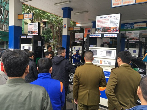 Sáng 11/1, ghi nhận tại cửa hàng xăng dầu số 4 trên đường Trần Hưng Đạo (Hà Nội) sau khi bị tố đổ sai 10 lít xăng vẫn đông nghịt người mua. Ảnh: Thanh Hà