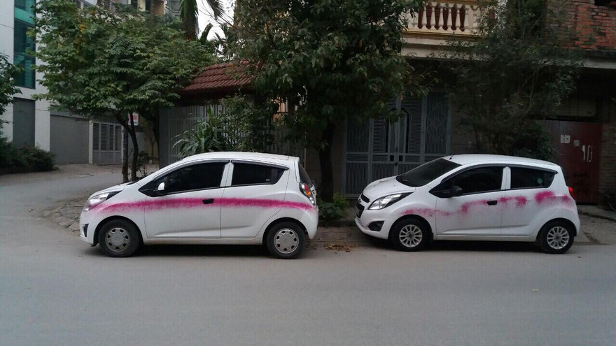 Hai chiếc xe bị phun sơn đỏ ở Phúc La (Hà Đông, Hà Nội).