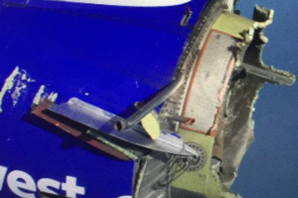 Động cơ máy bay bị xé toạc sau vụ nổ. Ảnh: Twitter.