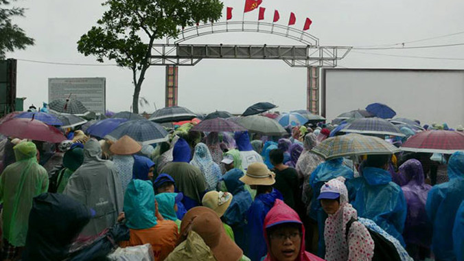 Du khách tập trung ở cầu cảng chờ tàu hải quân để về đất liền. Ảnh: Quý Đoàn/VnExpress.