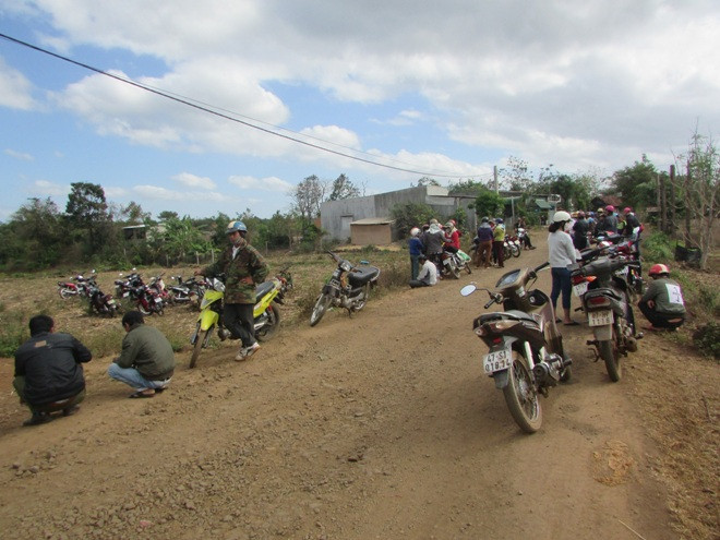 Người dân tập trung tìm kiếm tung tích bà Xuân.