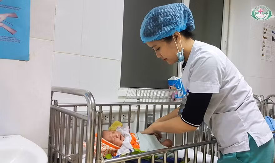 Bé sơ sinh 15 ngày tuổi được điều trị tại Bệnh viện ĐK Nghệ An.