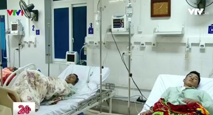 Bệnh nhân sau vụ ngộ độc đang được tích cực điều trị. Ảnh: VTV24