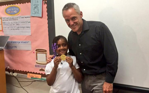 Joe Jacobi và cô bé Chloe Smith. Ảnh: Telegraph.