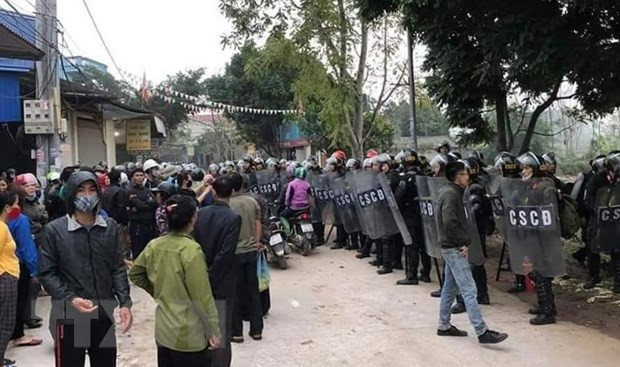Lực lượng chức năng bảo vệ hiện trường nơi xảy ra vụ việc. (Ảnh: TTXVN phát)