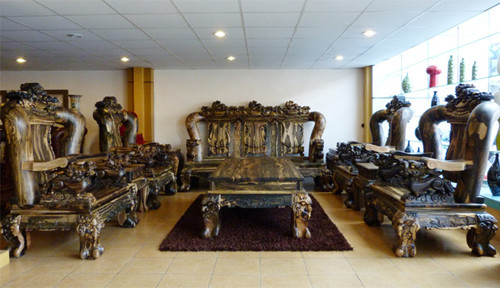 Bàn ghế gỗ mun ngàn tuổi: Nặng cả tấn, giá tiền tỷ