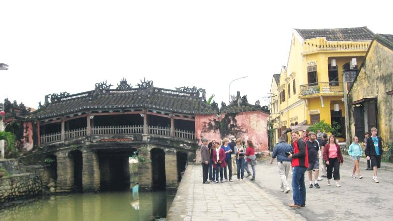 Du khách với phố cổ Hội An.