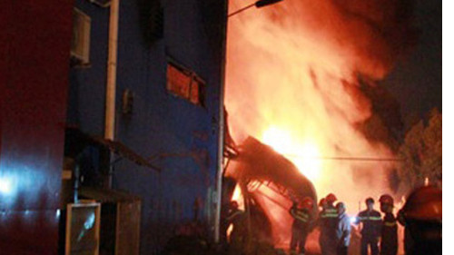 Ngọn lửa bốc lên dữ dội.