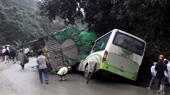 Hiện trường vụ tai nạn (Ảnh: báo Lào Cai).