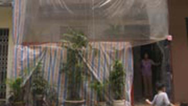 Bị khủng bố 'bom' bẩn, dựng 'lô cốt' cố thủ giữa Hà Nội