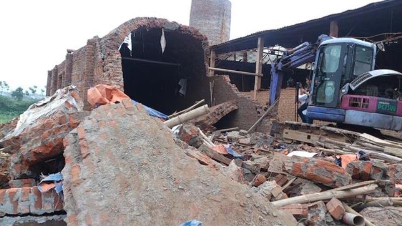 Hiện trường đổ nát vụ sập lò sấy gạch