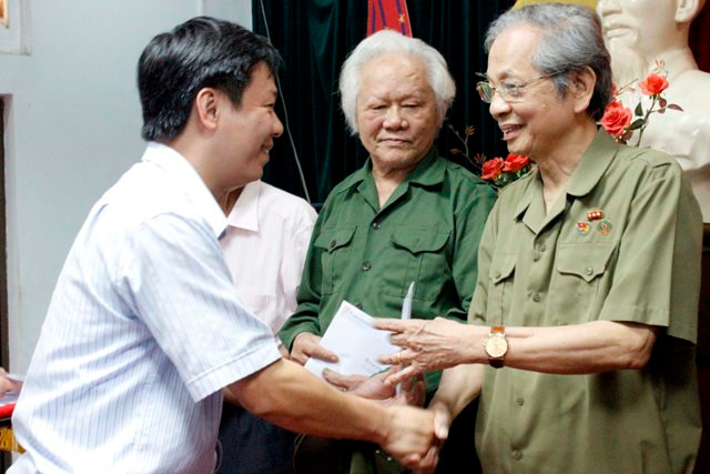 Trao quà cho cựu TNXP Điện Biên tại Tuyên Quang, Thái Nguyên