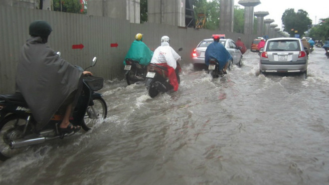 Sau cơn mưa lớn, Hà Nội lại... lội