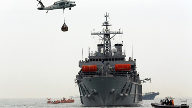 Lực lượng tuần duyên và hải quân Hàn Quốc hôm 18/4 tham gia tìm kiếm nạn nhân mất tích trên phà Sewol ngoài khơi tây nam Hàn Quốc. Ảnh: Yonhap