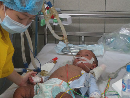 Những đớn đau của bệnh nhân, người nhà bệnh nhân cũng khiến các bác sĩ quặn thắt nỗi đau. Ảnh: H.Hải.