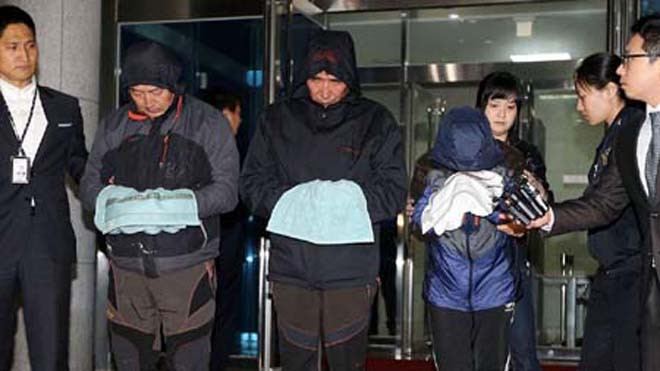 Thuyền trưởng Lee Joon-seok (giữa) và hai thành viên thủy thủ đoàn bị bắt.