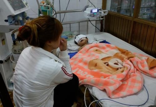 Bản tin 8H: Ngã dập não ở nhà trẻ, bé 2 tuổi tử vong