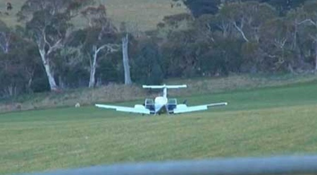 Phi cơ hạ cánh khẩn vì cụ già 82 tuổi cướp lái